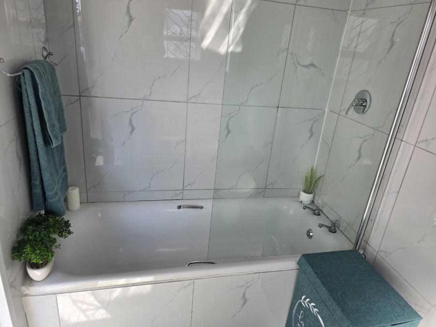 2 Bedroom Property for Sale in Pelican Park Western Cape